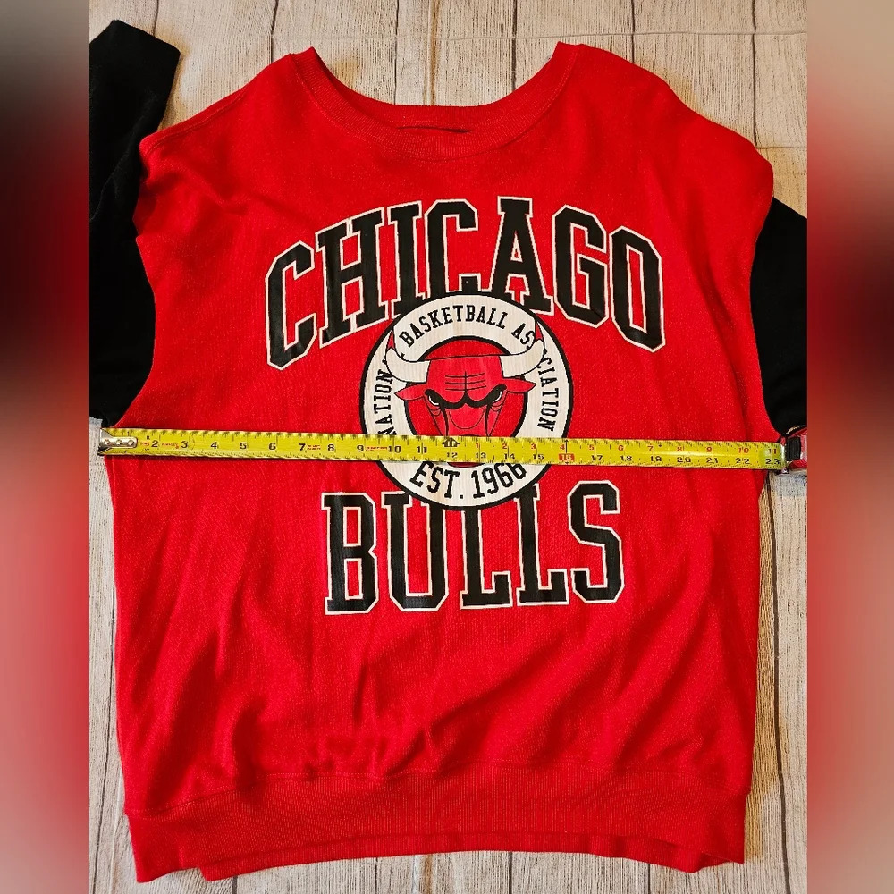 NBA Women's Size XXL Chicago Bulls Logo Sweatshirt Red Black Soft Long Crewneck - Picture 7 of 8